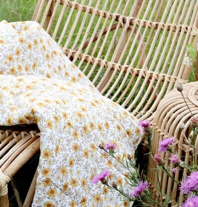 Bild av rofylld utemiljö med däckstol och bord