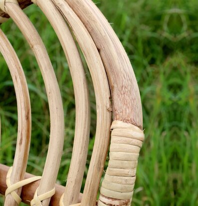 Bild av rottingstol i naturlig och harmonisk miljö