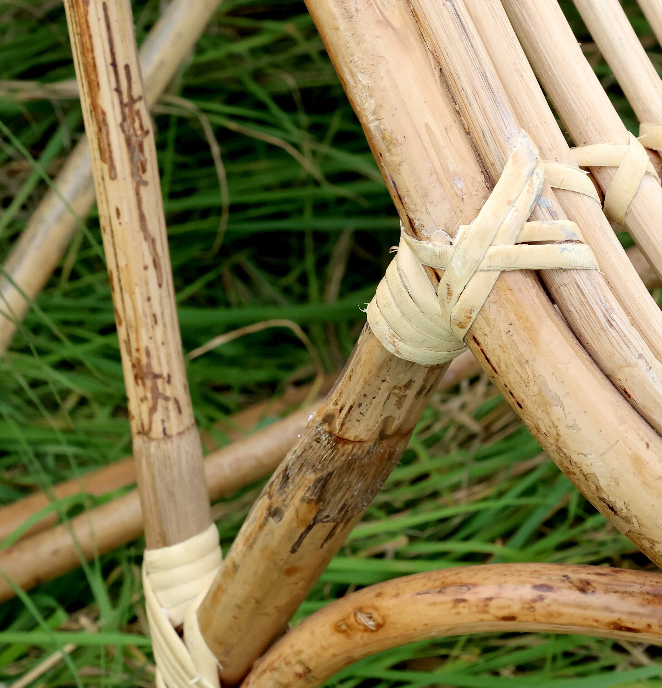 Däckstol Rotting från Chic Antique i närbild mot grönt gräs