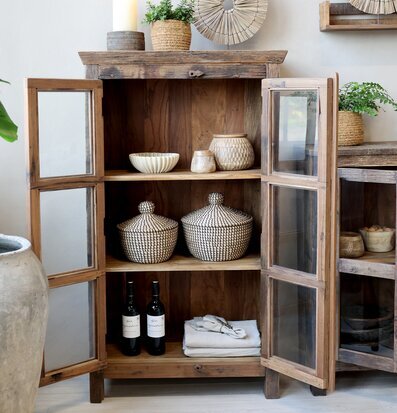 Bild av stilfullt vitrinskåp med rustik inredning