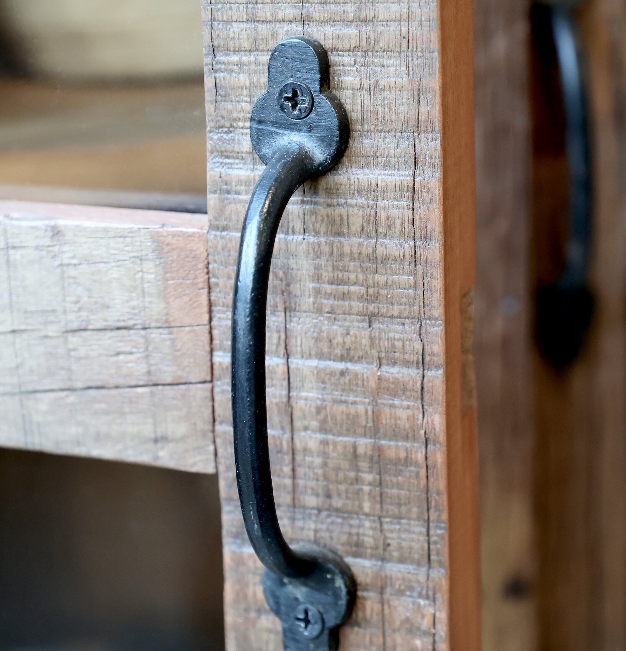 Vitrinskåp Grimaud från Chic Antique med rustik design