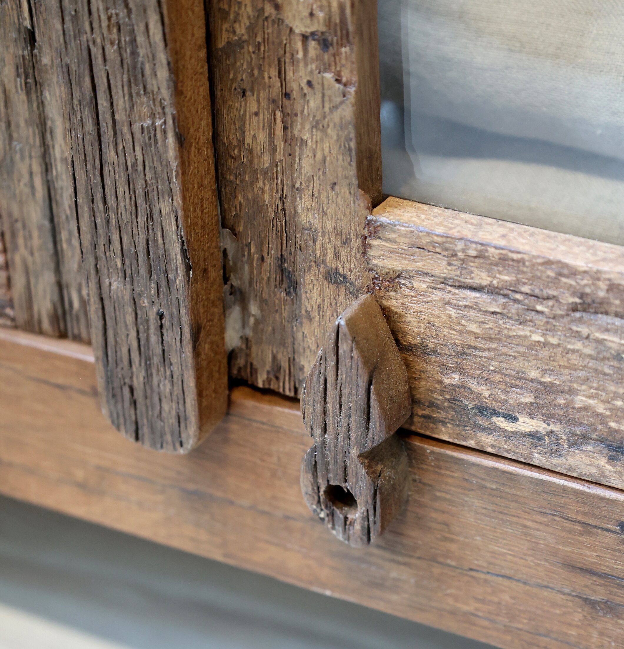 Vitrinskåp Grimaud från Chic Antique med rustik design