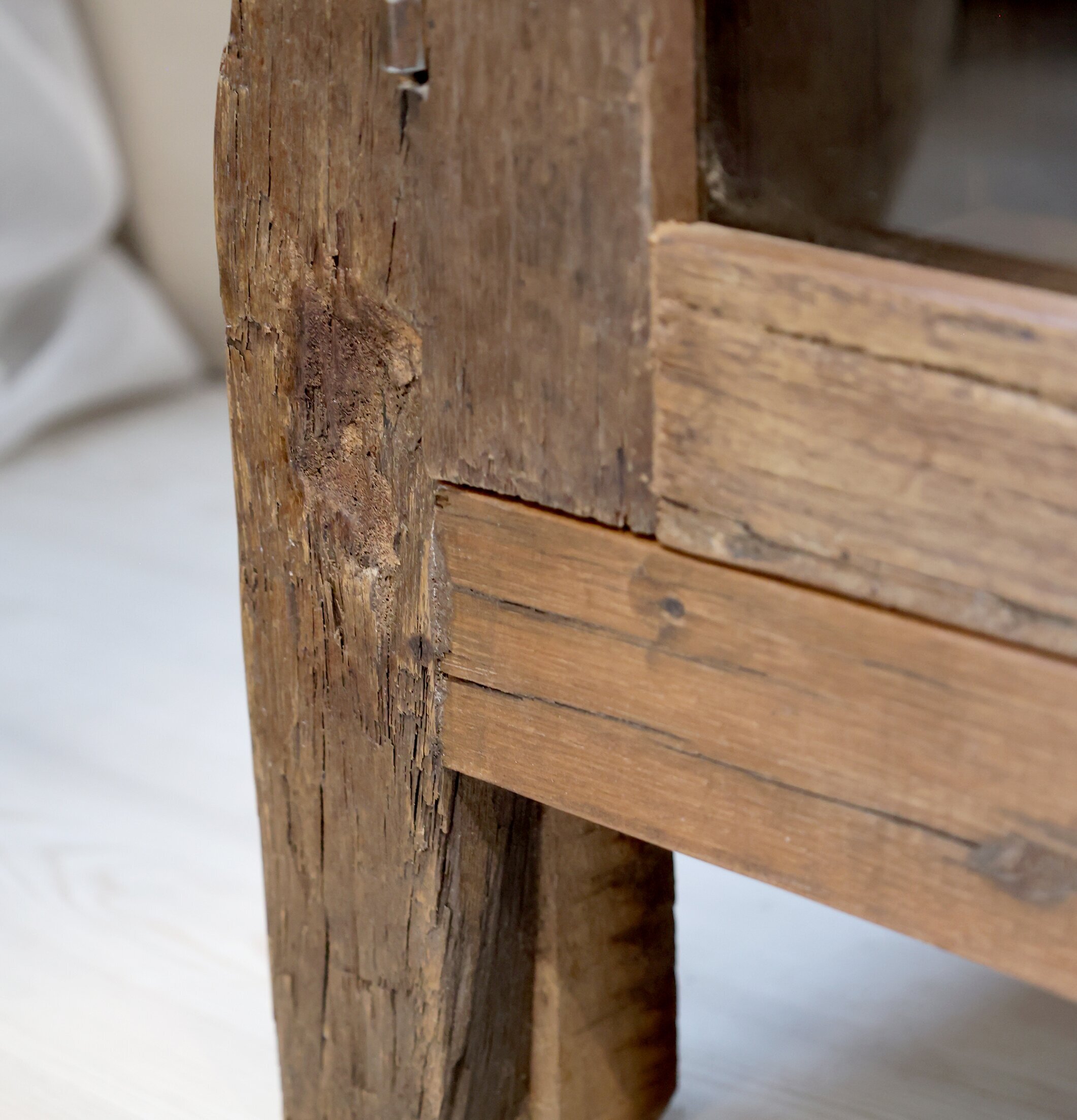 Vitrinskåp Grimaud från Chic Antique i rustikt trä