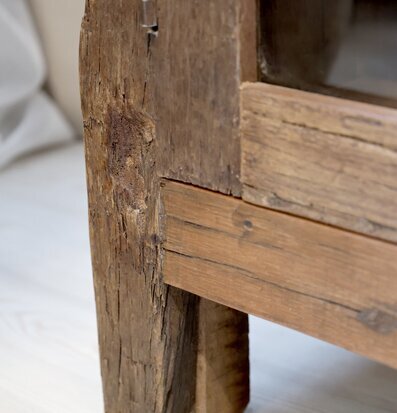 Bild av rustikt vitrinskåp med autentisk trästruktur