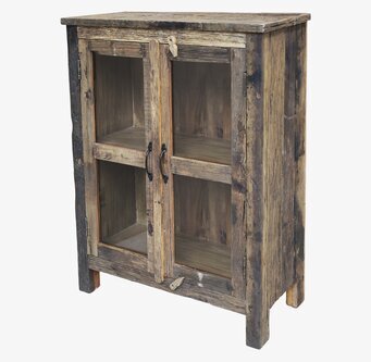Bild av rustikt vitrinskåp med glasdörrar och trädetaljer