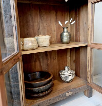 Foto av ett rustikt vitrinskåp med dekorativa detaljer