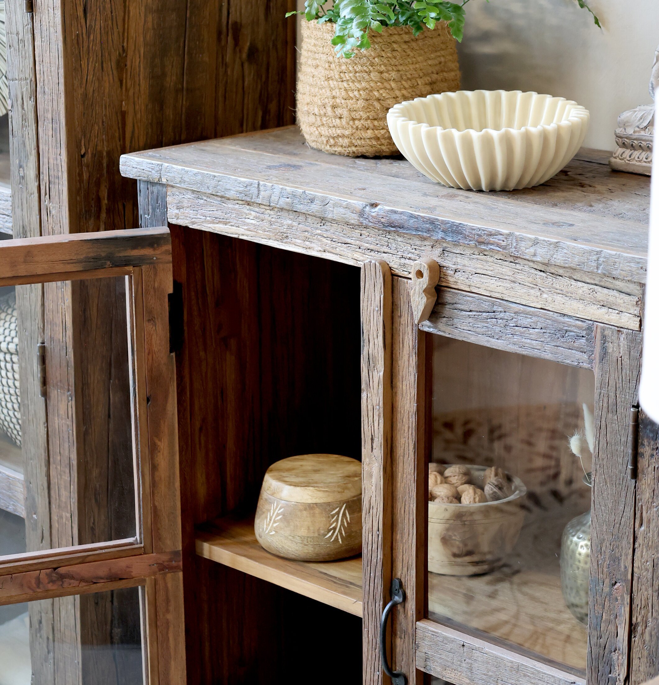 Vitrinskåp Grimaud från Chic Antique i återvunnet trä