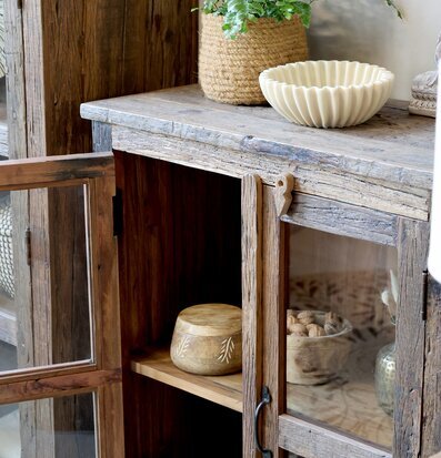 Foto av rustikt vitrinskåp med eleganta detaljer