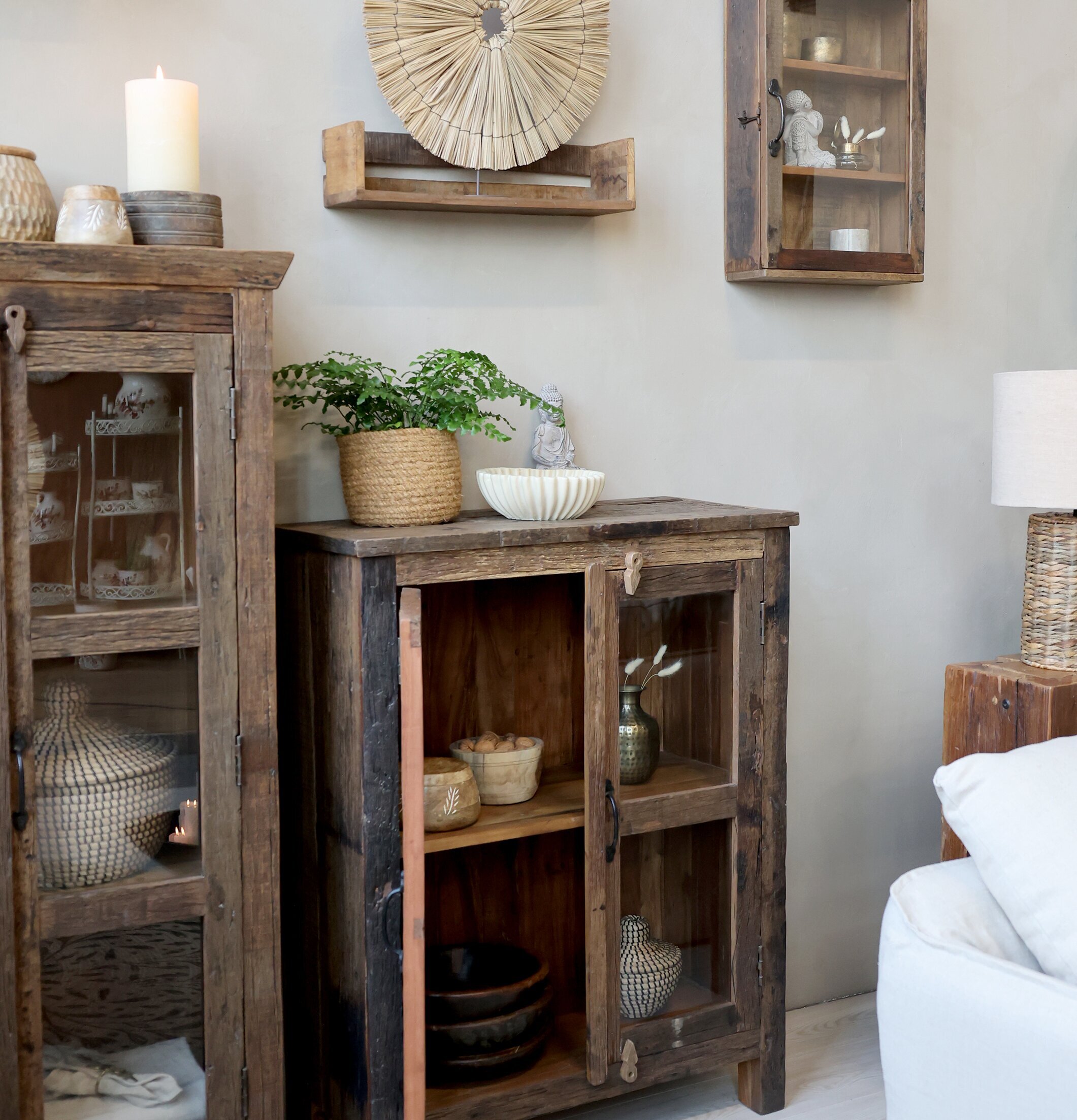 Vitrinskåp Grimaud från Chic Antique i rustik miljö