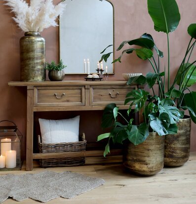 Bild av elegant rum med konsolbord och dekorationer