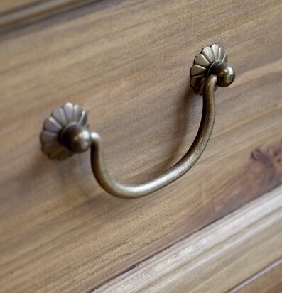 Bild av stilrent konsolbord med gyllene handtag