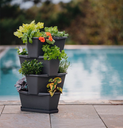 Bild av vertikalt odlingstorn med örter och blommor