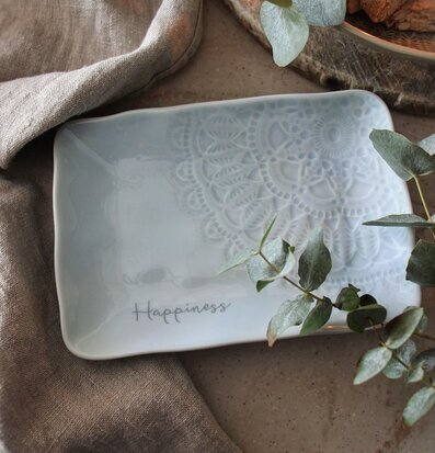 Bild av smakfullt arrangerad scen med fat och detaljer