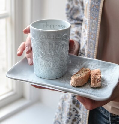 Bild av elegant serveringsfat och kopp i harmoni