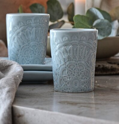 Bild av elegant dukning med havsblå muggar och ljus