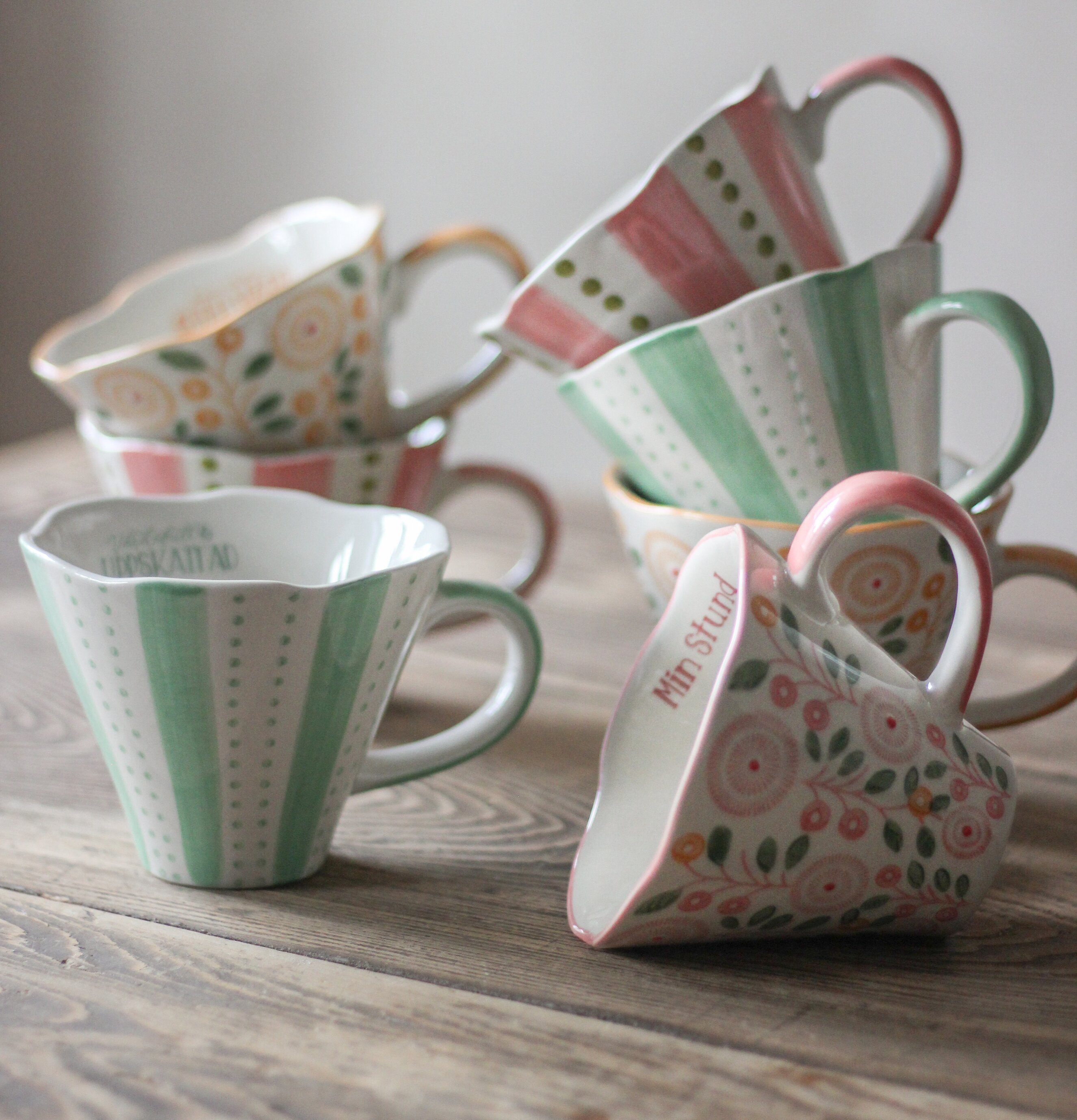 Mugg - Uppskattad & Värdefull från Majas Cottage på träbord