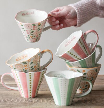 Bild av vackra och unika muggar i harmonisk samling