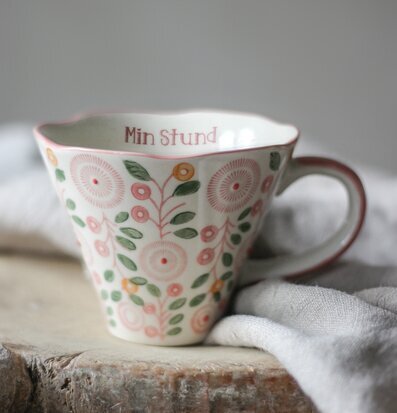 Bild av mugg med blommönster och naturlig känsla