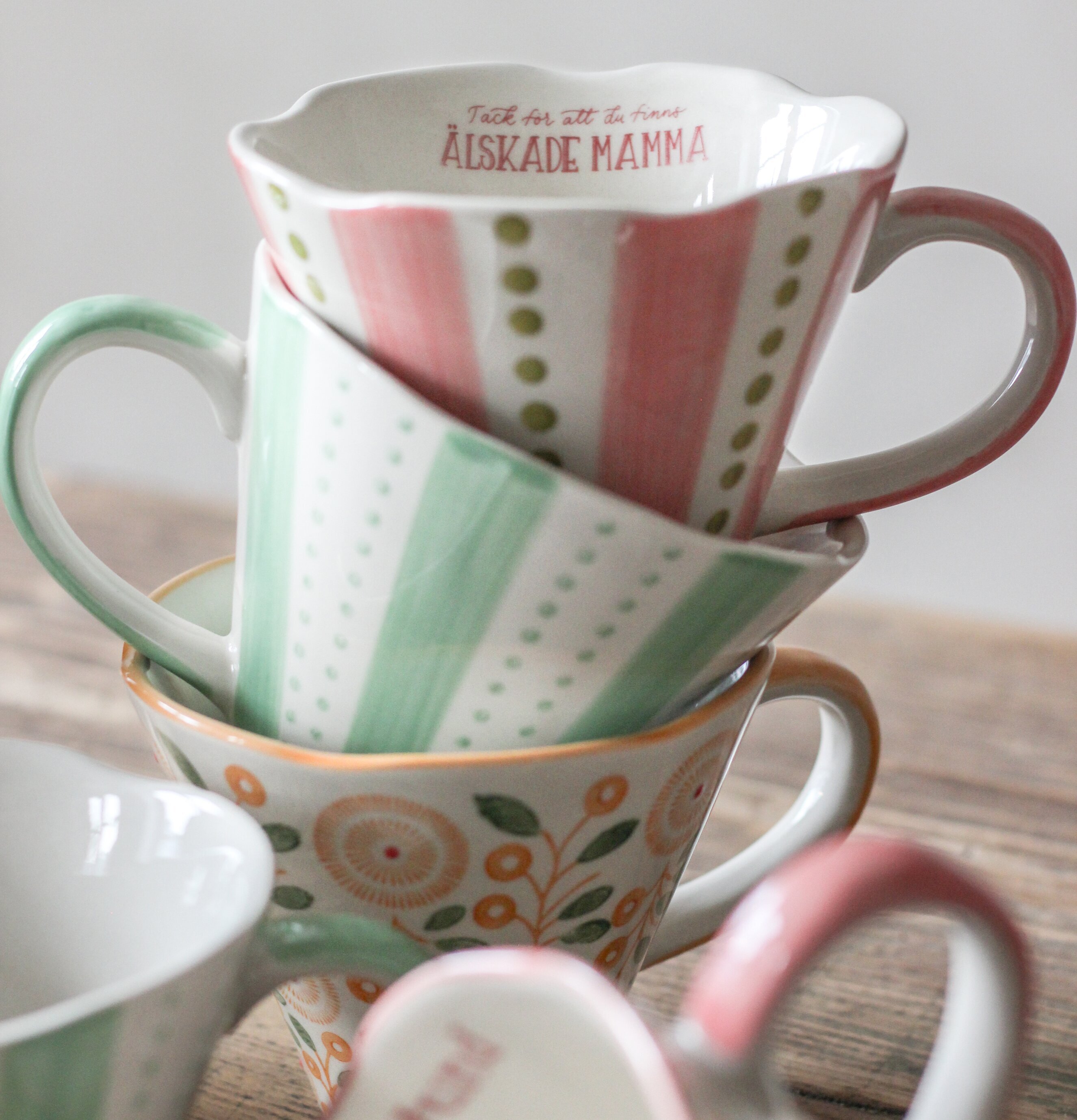 Mugg - Älskade Mamma från Majas Cottage på rustikt träbord