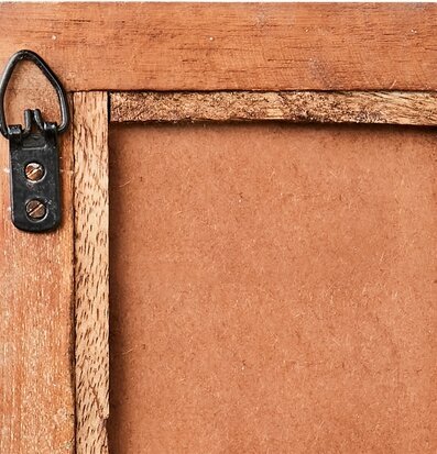 Bild av spegelns baksida med träram och metallhängare