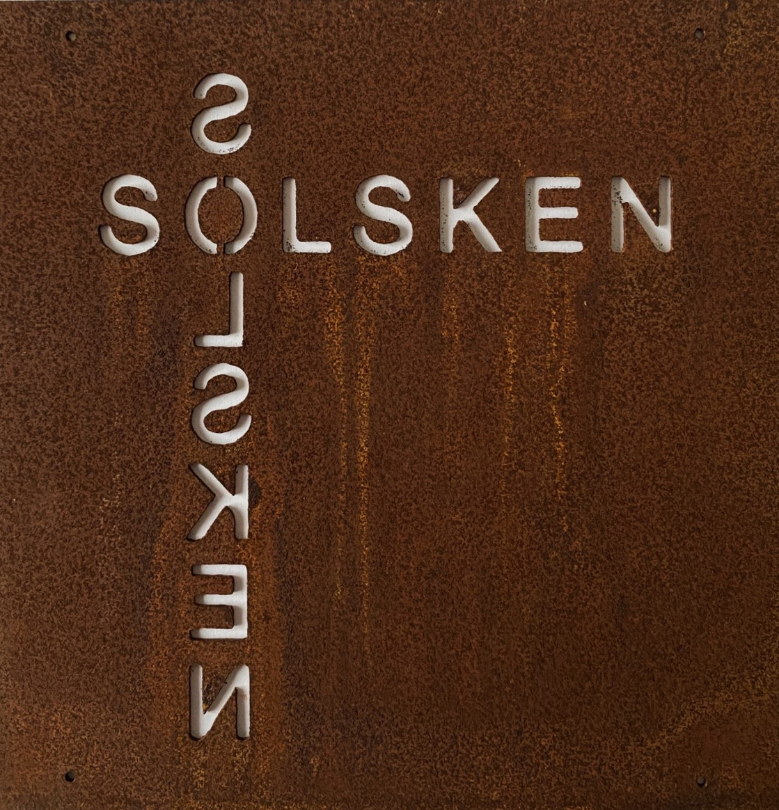 Bild av dekorativ skylt med rustik och industriell stil