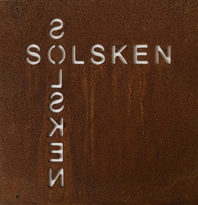 Bild av dekorativ skylt med rustik och industriell stil