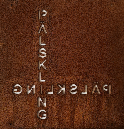 Bild av industriell skylt med rostig yta och textur