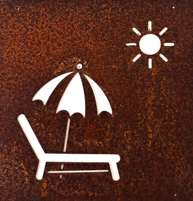 Bild av somrig skylt med rustik och stilren design