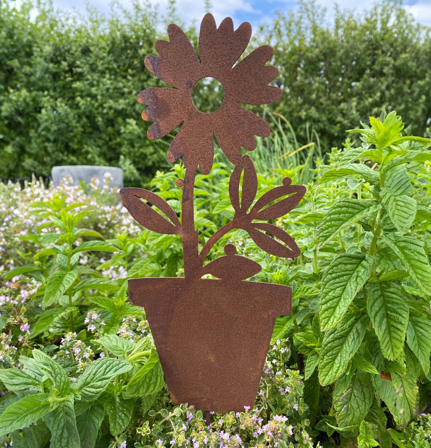 Blomma kruka på pinne från Lind Decoration i grön trädgård