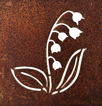 Foto av stilfull liljekonvaljdekoration i metall