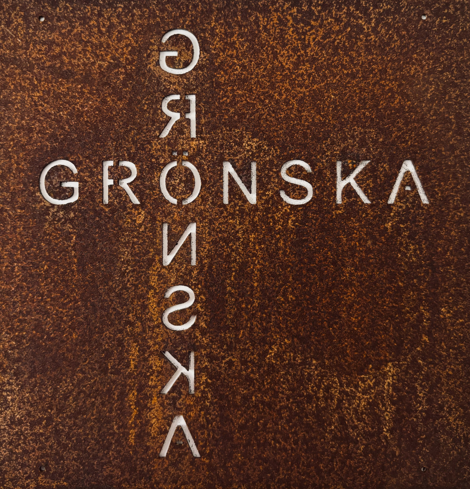 Bild av unik skylt i rostigt stål med modern design