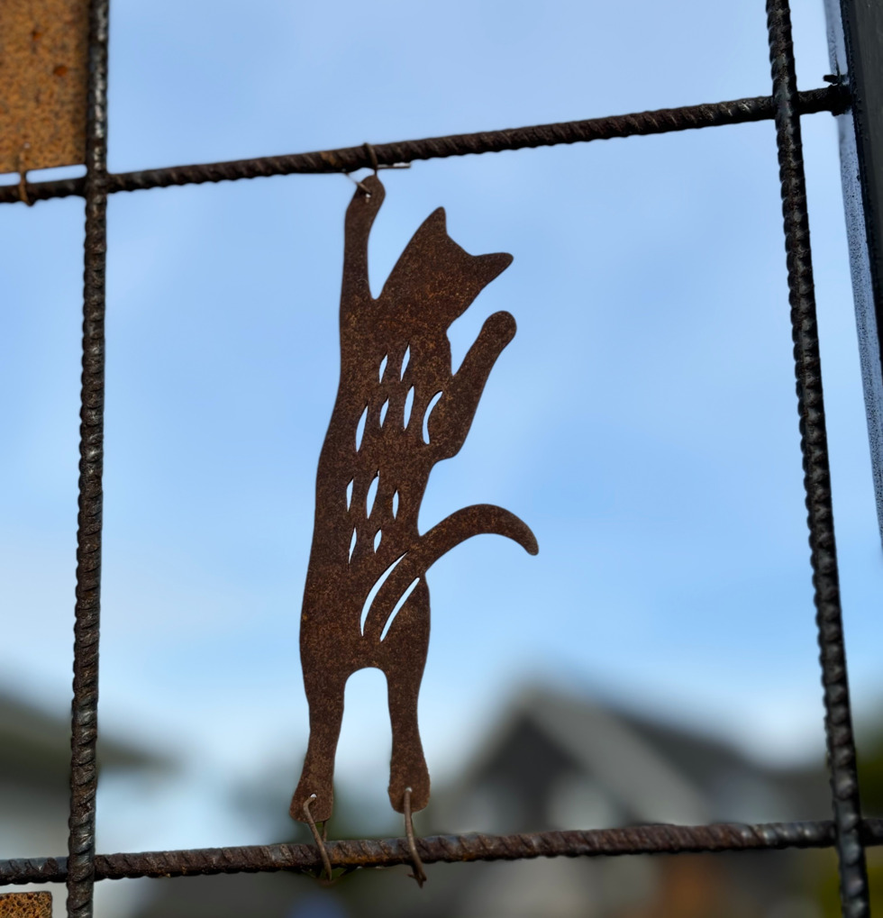 Figur Klättrande katt till armeringsnät med ståltråd Lind Decoration