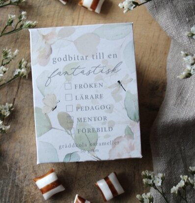 Bild av estetiskt tilltalande presentask med karameller