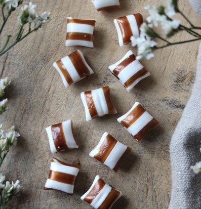 Bild med eleganta karameller och blommig inramning