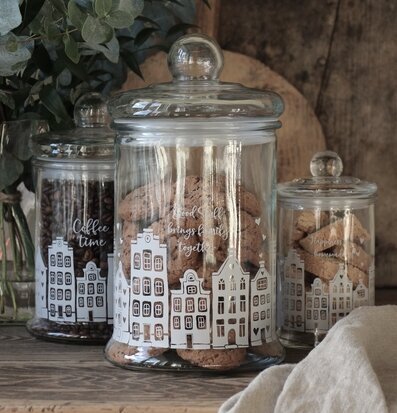 Bild av glasburkar i skandinavisk och rustik miljö