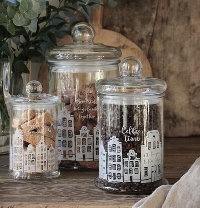 Bild av hemtrevliga glasburkar med kakor och kaffe