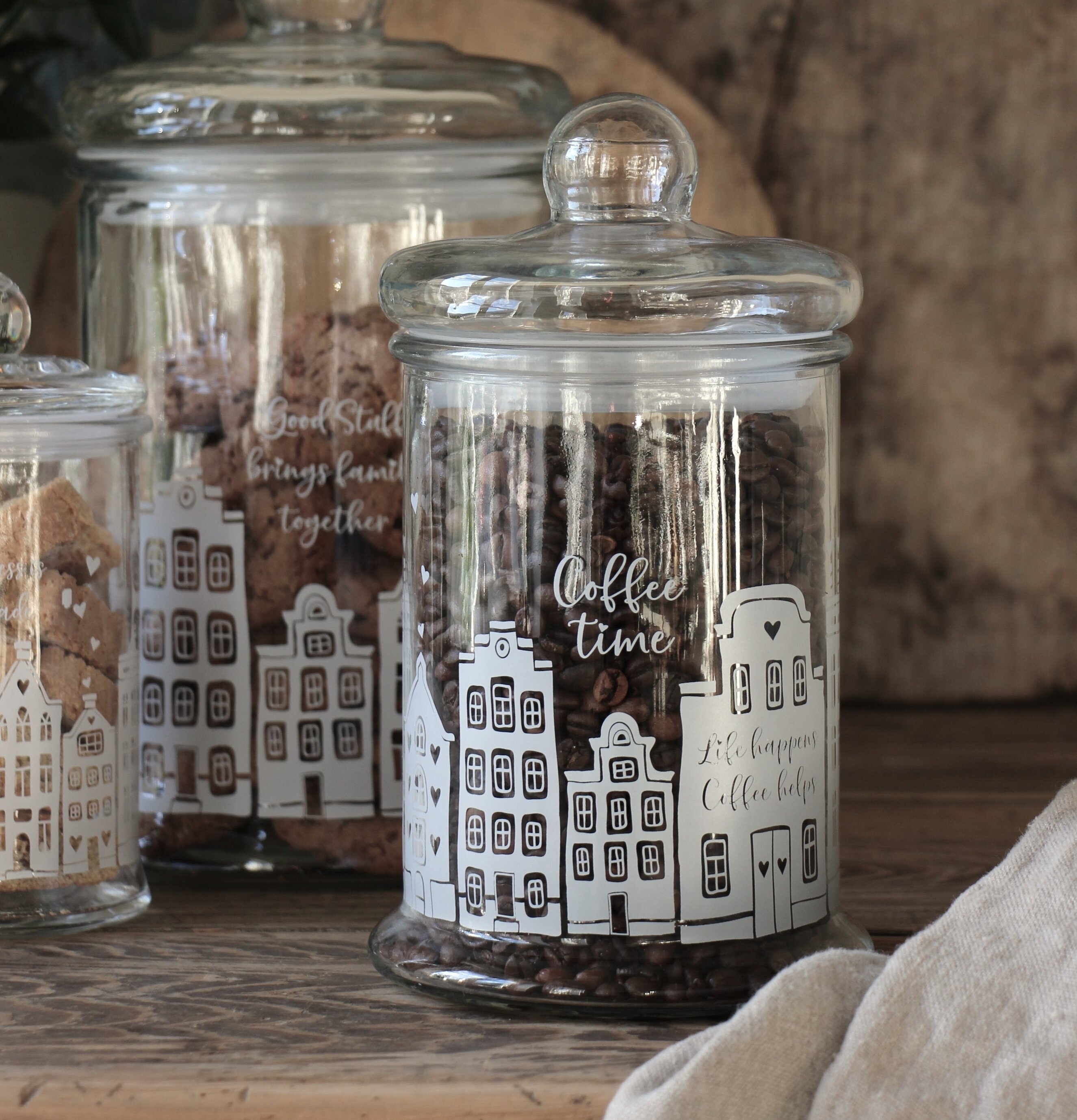 Bild av charmigt arrangerade glasburkar i hemmiljö