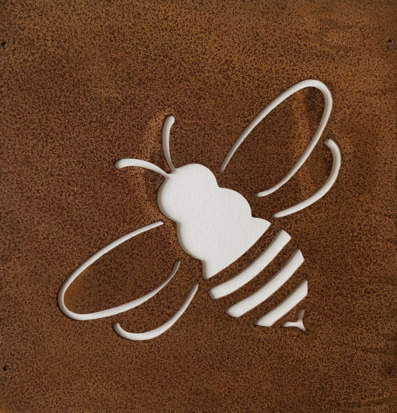 Bild av stiliserad humla i rostbrun dekorativ design