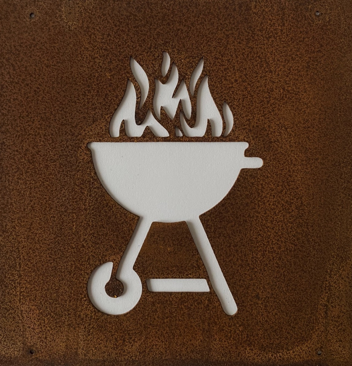 Bild av dekorativ skylt för grillplats i trädgården