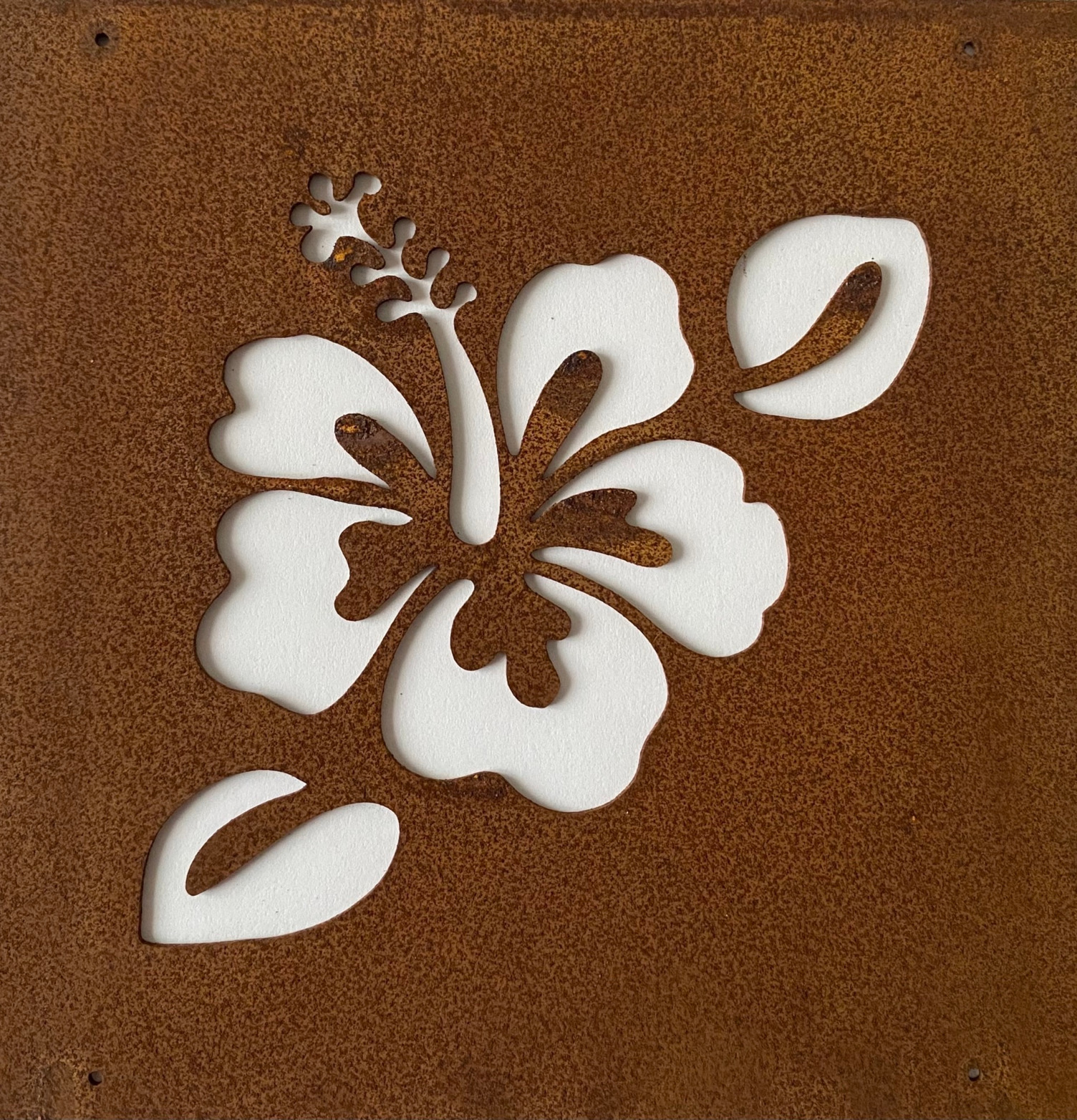 Skylt Hibiskus (armeringsnät) från Lind Decoration i fokus