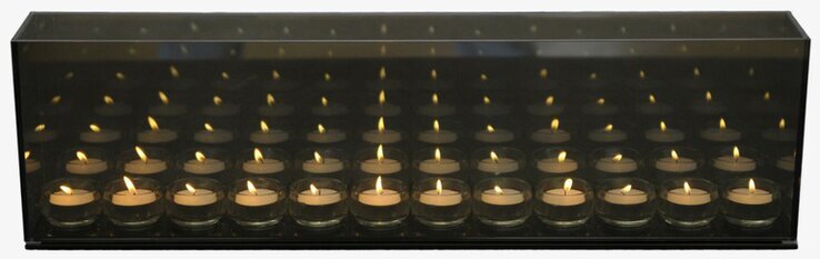 Bild av elegant belysning med reflekterande ljuslågor