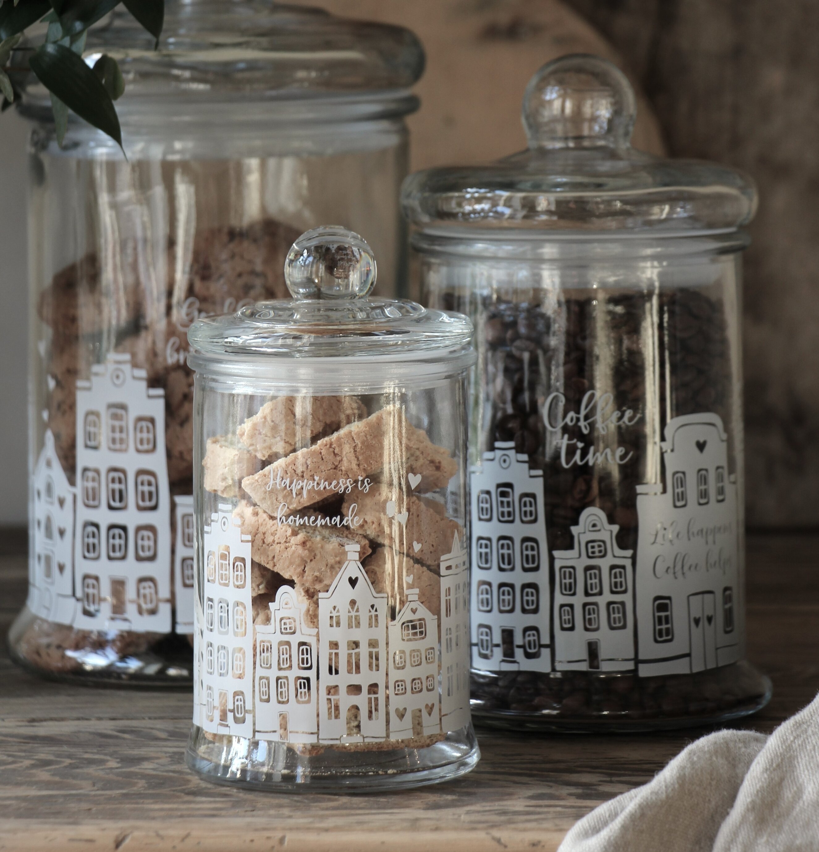 Bild av eleganta glasburkar med hemtrevlig estetik