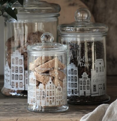 Bild av eleganta glasburkar med hemtrevlig estetik