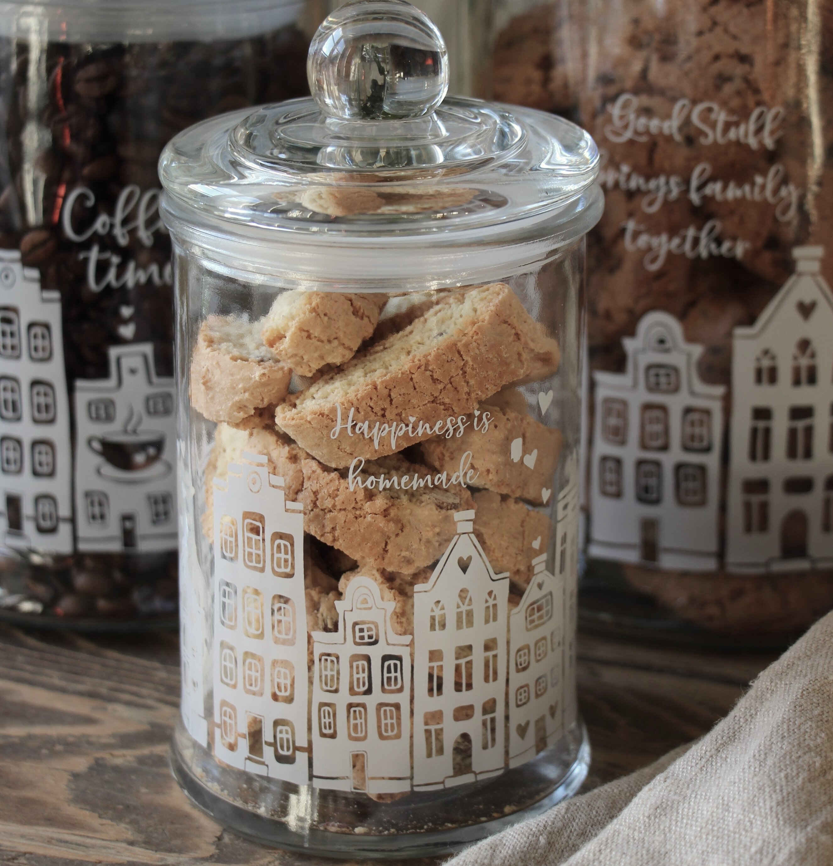 Bild av elegant glasburk med hemtrevligt budskap