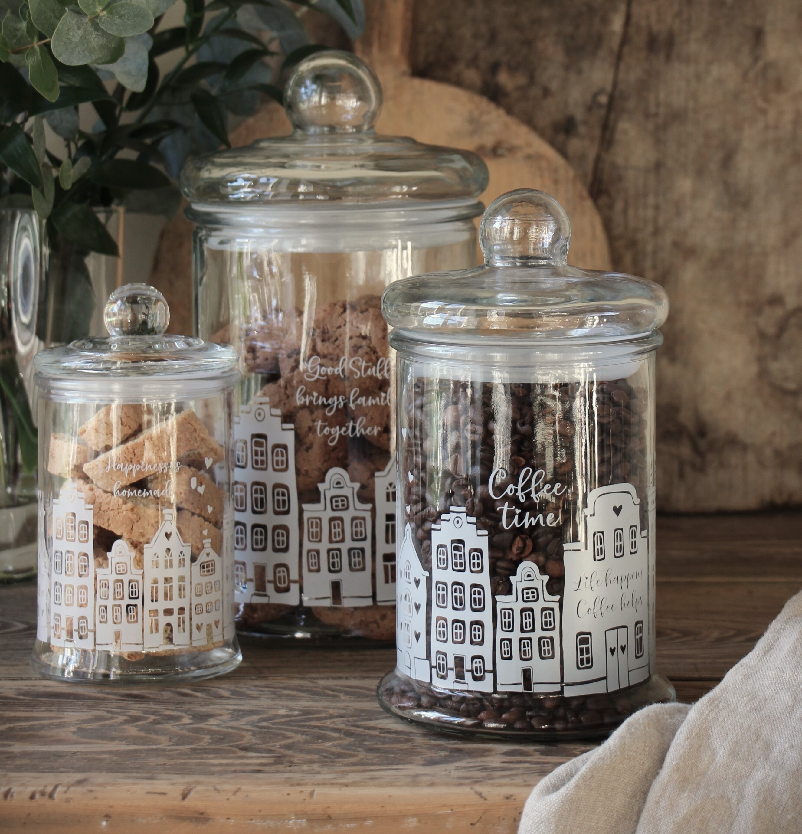 Foto av glasburkar på rustikt bord med hemtrevnad