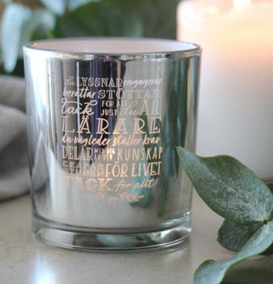 Bild av dekorativ silvrig lykta med tacksamhetstext