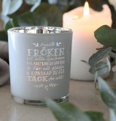 Bild av harmonisk och mysig interiör med ljusdetaljer