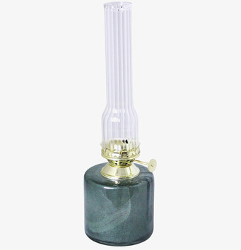 Foto av elegant grön fotogenlampa med mässingsdetaljer