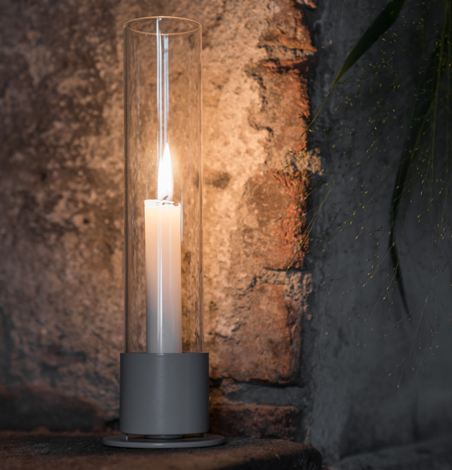 Bild av elegant ljusstake med glascylinder och ljus