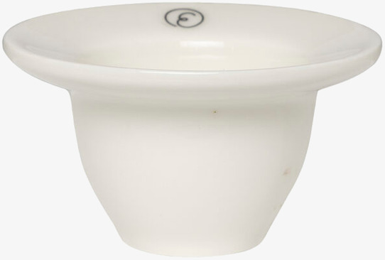 Bild av stilren äggkopp i vaniljfärgat porslin